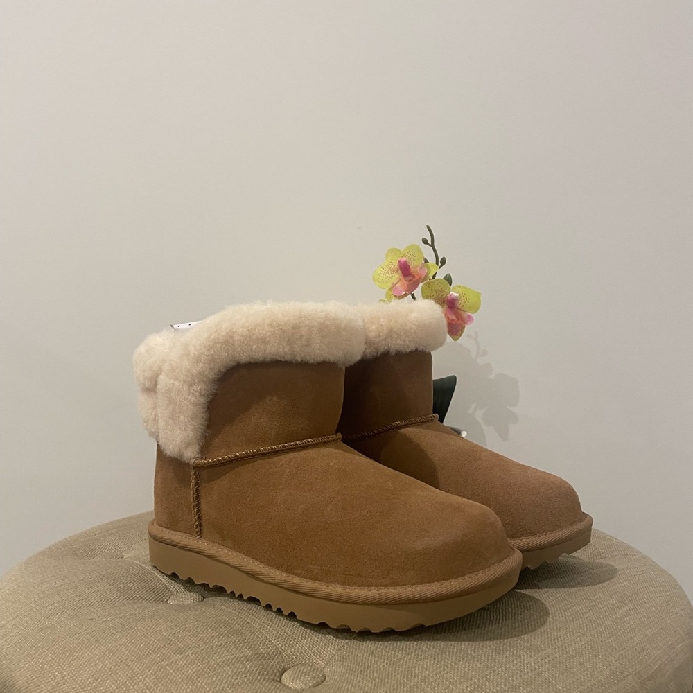***SOLD***UGG “Saniya” Shearling Kids Boots. - Picture 7 of 14